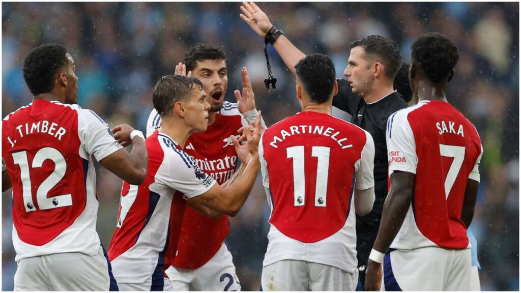 Trossard recibe una roja polémica en el Manchester City vs Arsenal | Reuters