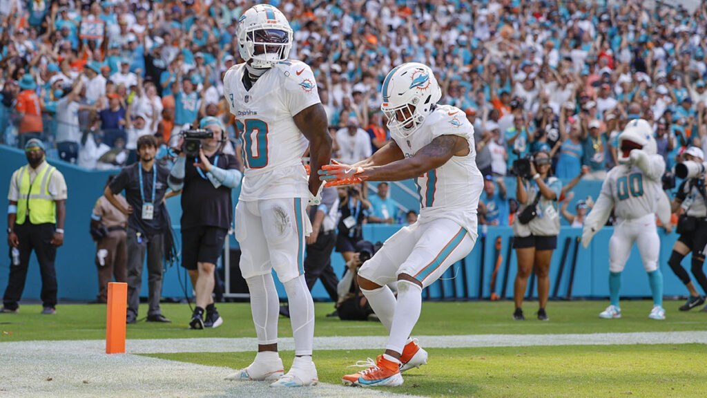 Tyreek Hill jugó con los Dolphins y celebró un TD burlándose del arresto. AP