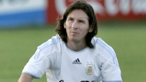 Árbitro confiesa que le perdonó una expulsión a Messi… ¡a cambio de su playera!