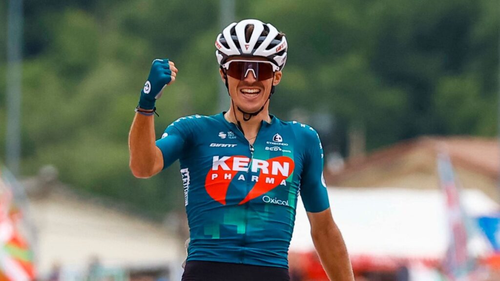 Urko Berrade celebra su victoria en la etapa 18. - @lavuelta.