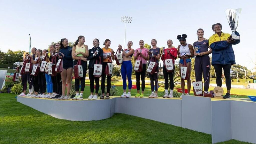 Martha Valeria Araujo levantando el trofeo / Foto:@OlimpicoCol