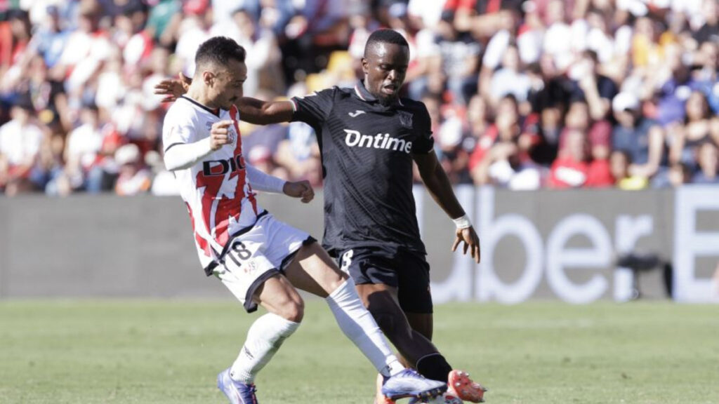 Álvaro García y Seydouba Cissé disputan la pelota. - LaLiga.com.