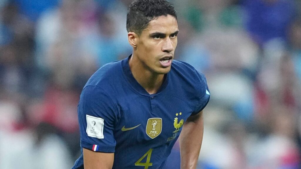 El futbolista del Como de la Serie A, Raphaël Varane, podría retirarse debido a los constantes problemas en la rodilla.