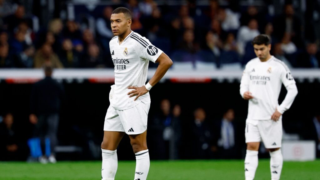 Afición 'abandona' al Real Madrid en plena goleada del Barcelona en El Clásico celebrado en el Santiago Bernabéu