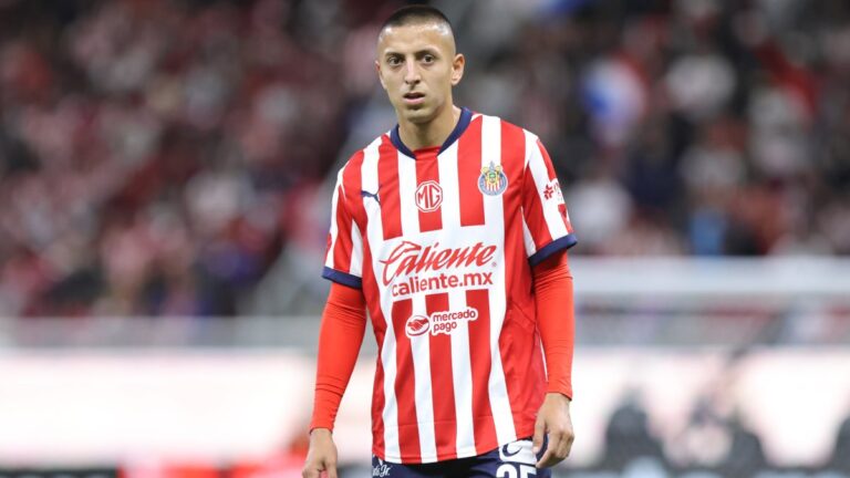 ¡Se encienden las alarmas en Chivas! Piojo Alvarado sale lesionado en el duelo ante Necaxa