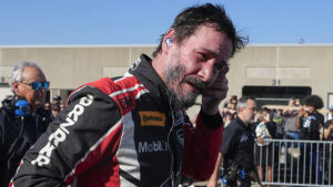 Keanu Reeves tiene accidentado debut en el automovilismo