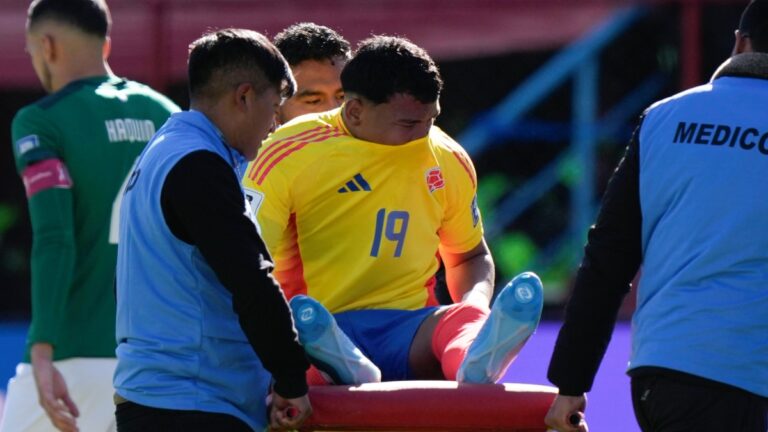 Oficial: Roger Martínez abandona la Selección Colombia por lesión sufrida en El Alto