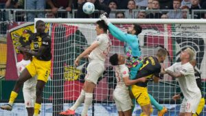 Augsburg sorprende al Borussia Dortmund y lo derrota con un doblete de Alexis Claude-Maurice en la Bundesliga