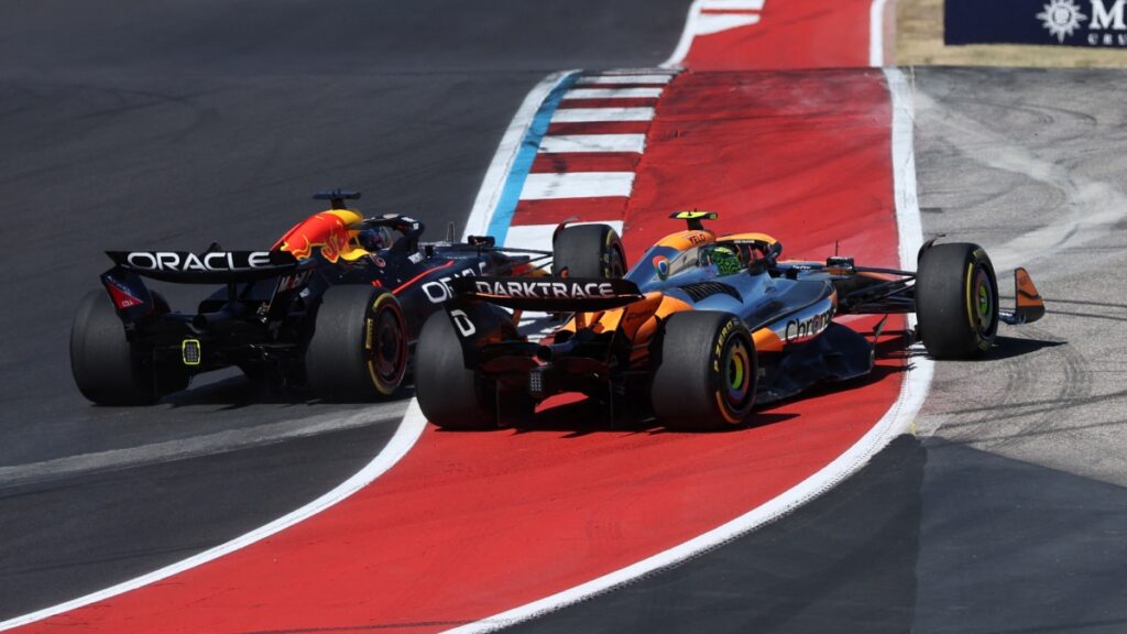 Verstappen y Norris se dan un agarrón | REUTERS/Kaylee Greenlee Beal