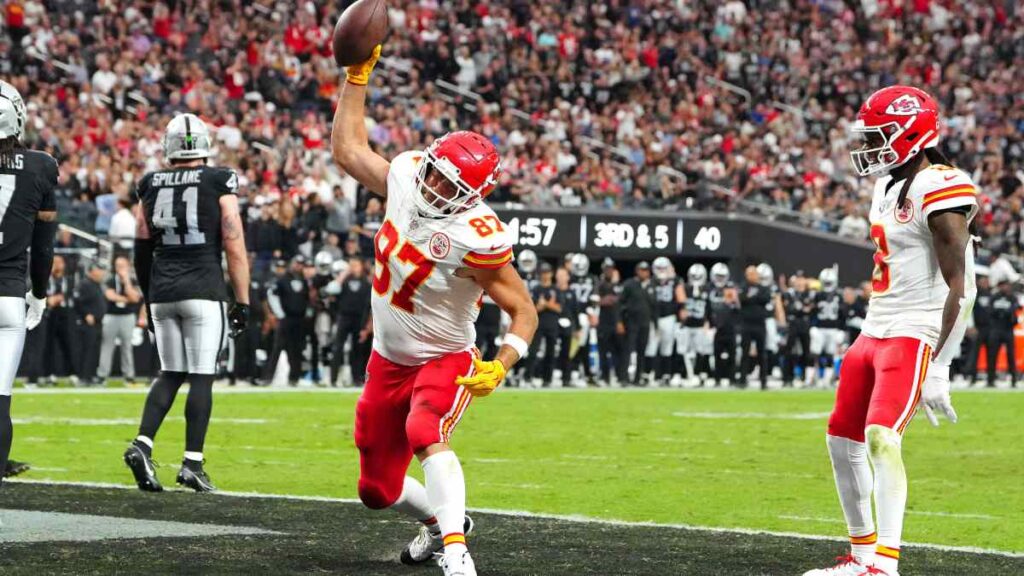 Los Chiefs conservan su invicto en tarde histórica para Travis Kelce