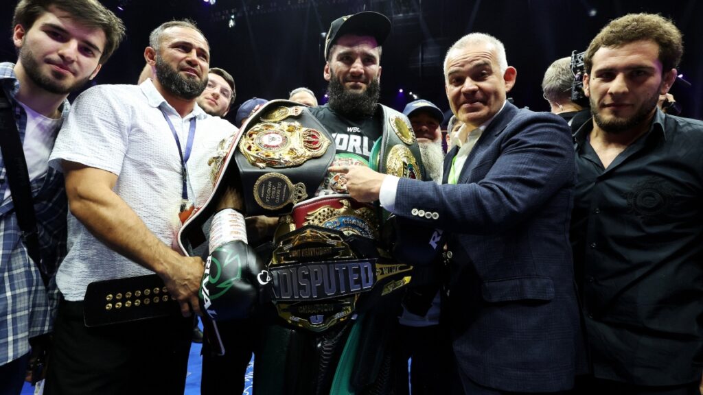 Así quedaron las tarjetas de la pelea entre Artur Beterbiev y Dmitry Bivol