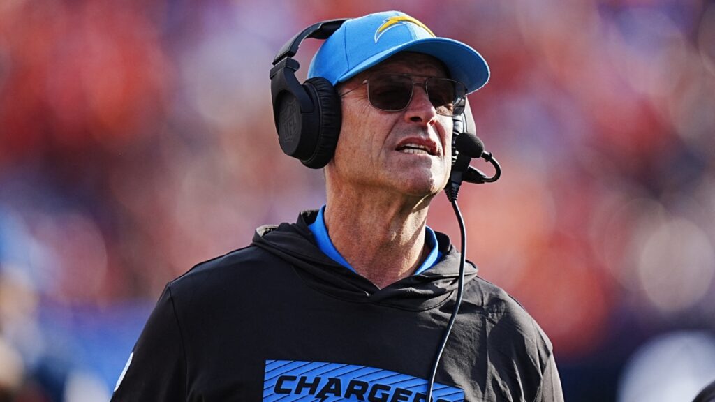 ¡Qué susto! Jim Harbaugh abandona por un momento el Chargers-Broncos debido a una arritmia