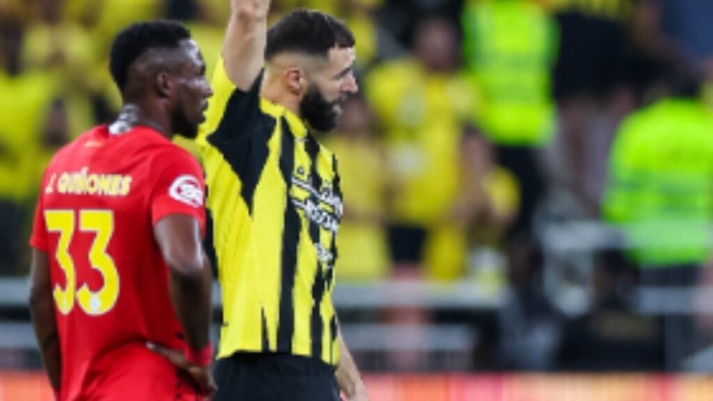 Julián Quiñones puso el pase para el gol de Aubameyang en la derrota de su equipo ante el Al Ittihad de Karim Benzema