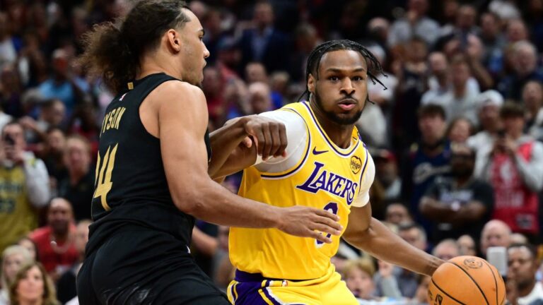 ¡Un padre orgulloso! LeBron James es testigo de los primeros puntos de su hijo Bronny con los Lakers, en la derrota ante Cleveland