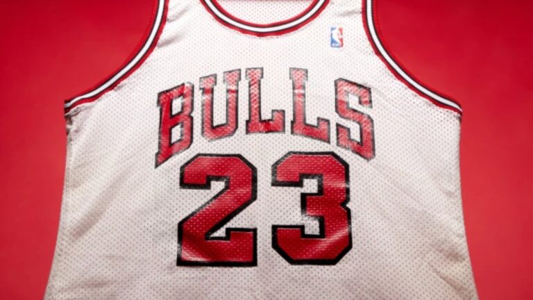 ¡Precios exorbitantes! Tres Camisetas utilizadas por Michael Jordan se subastan online