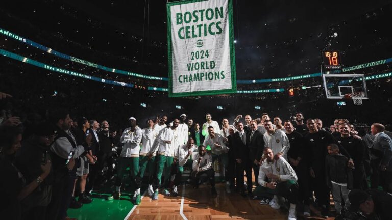 Los Boston Celtics celebran su título 18 en el TD Garden con su banner y sus anillos de campeones