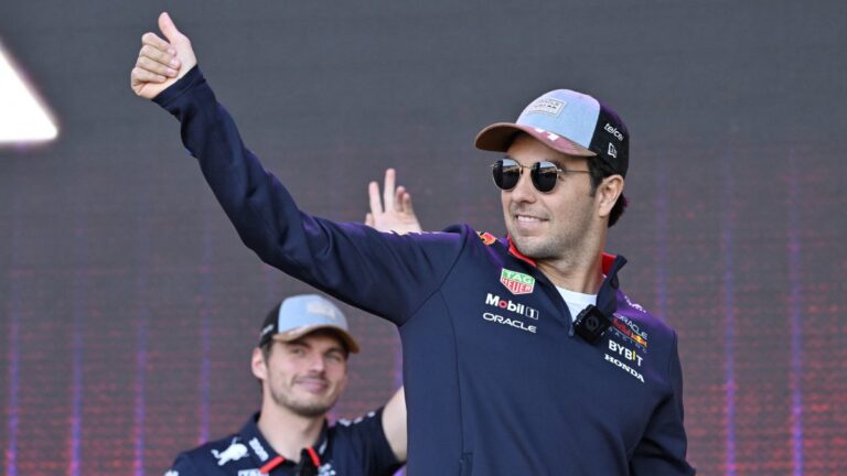 Checo Pérez niega que su auto tenga las mismas actualizaciones que el de Max Verstappen: “Lo vemos bastante en curva rápida”