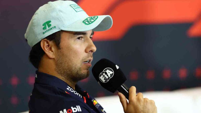 Checo Pérez ni se preocupa por los rumores de que Yuki Tsunoda tomaría su asiento en Red Bull