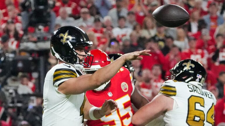 Derek Carr sale lesionado en el juego entre Saints y Chiefs