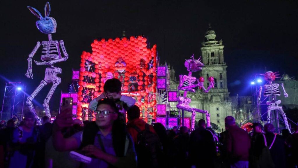 Miles de personas atienden cada año el desfile del Día de Muertos en CDMX / Reuters