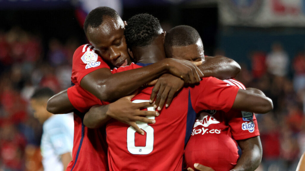 Jugadores del MEdellín celebran un gol. - Vizzor Image.