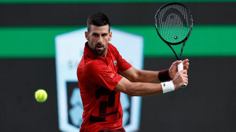 Novak Djokovic domina a Cobolli y se mantiene en el camino hacia su título número 100