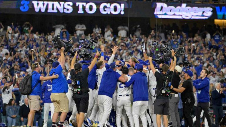 Los Dodgers evitan la tragedia y con un grand slam cardíaco se llevan el Juego 1 de la Serie Mundial ante Yankees en extra innings