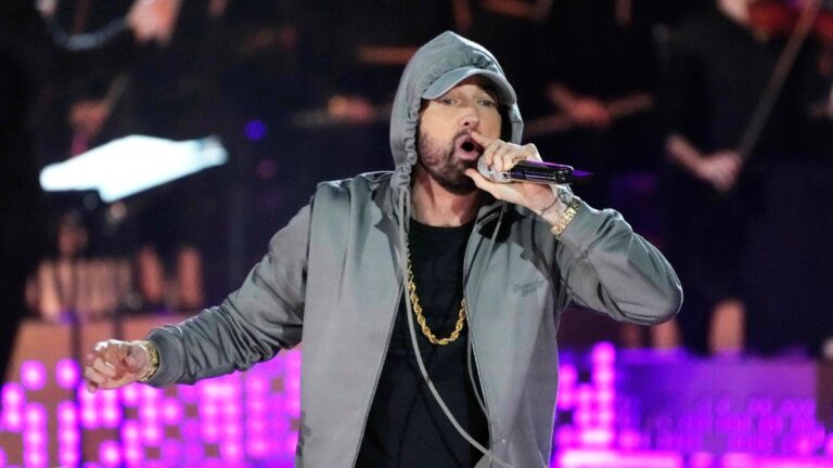 Eminem se entera que será abuelo con un jersey de los Lions de Detroit