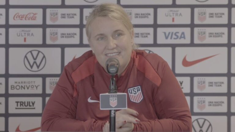 Emma Hayes agradece el Balón de Oro previo al amistoso de Estados Unidos ante Argentina