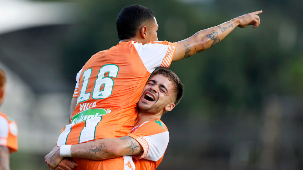 Juan Villa y Agustín Pérez celebran. - Vizzor Image.