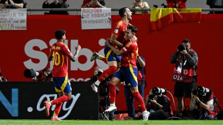 España derrota a Dinamarca y se apodera del liderato del Grupo D en la UEFA Nations League