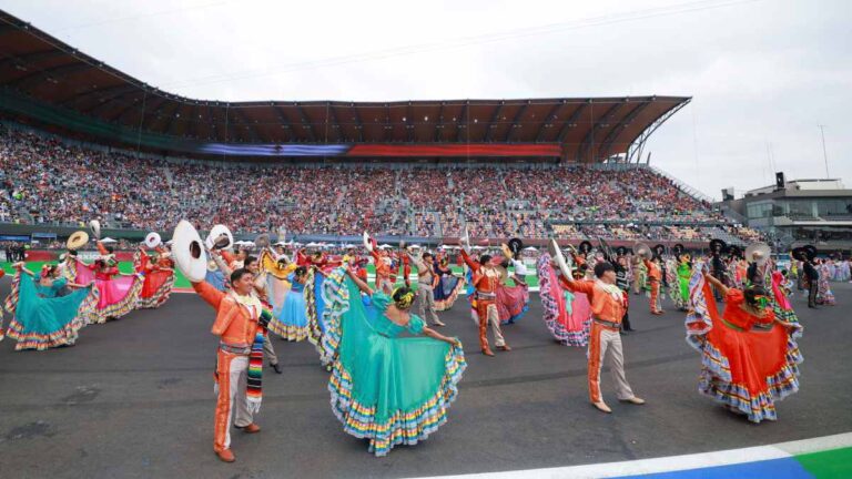 ¡El Himno Nacional Mexicano hace vibrar el Autódromo Hermanos Rodríguez para el GP de México!