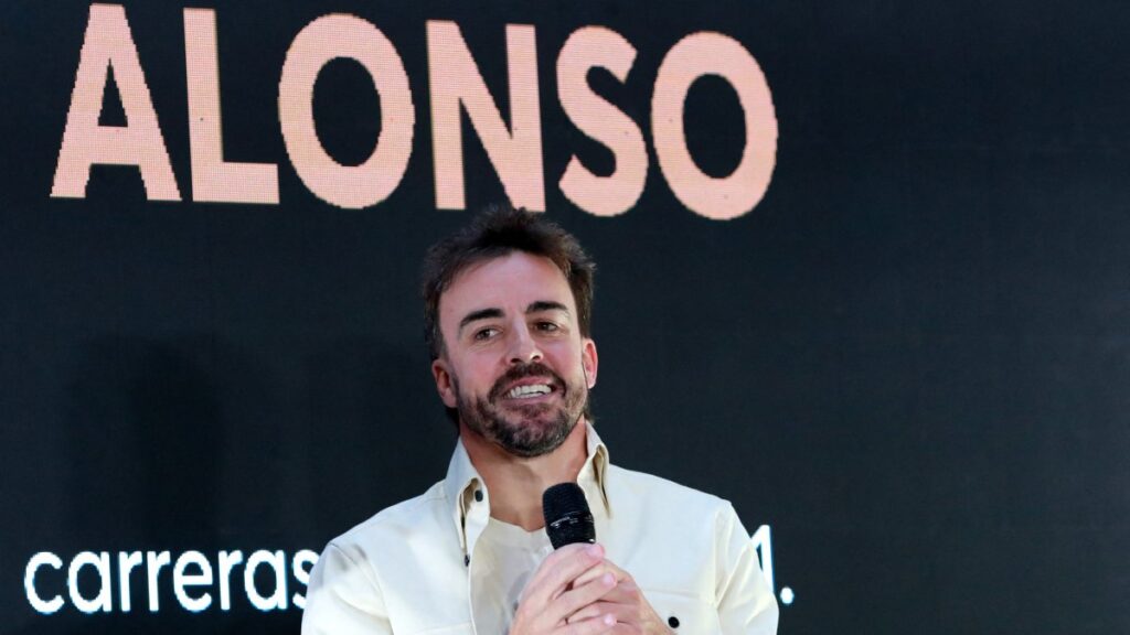 Fernando Alonso revela cuál es su secreto para seguir disfrutando su presencia en la Fórmula 1 tras 400 carreras.