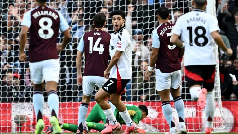 Fulham se queda con 10 y cae ante Aston Villa pese al gol de Raúl Jiménez