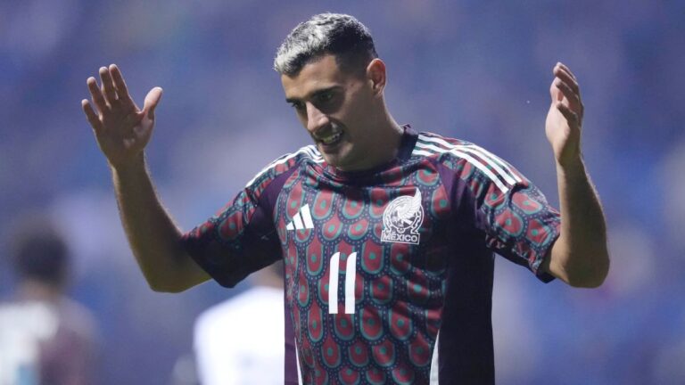 La selección mexicana deja ir el triunfo ante el Valencia y es abucheada en su regreso a Puebla