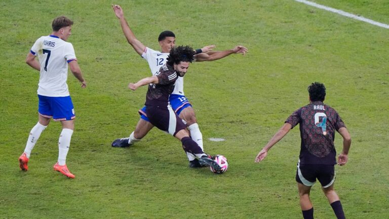 ¡La noche de Raúl! Jiménez asiste al Chino Huerta para el segundo de México ante Estados Unidos