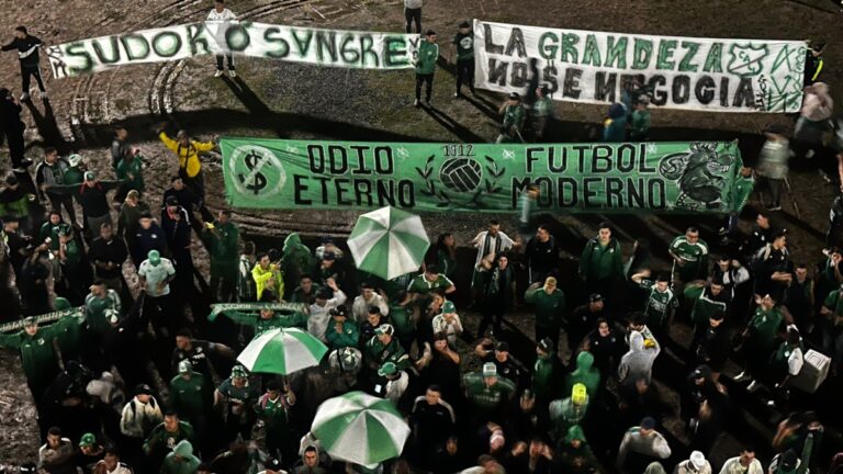 Hinchas del Cali estallan en el ‘Clásico Añejo’: sus protestas en las afueras de Palmaseca