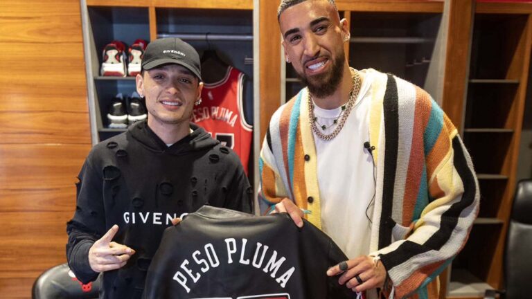 Peso Pluma causa sensación con los Chicago Bulls tras su concierto