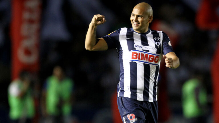 Humberto Suazo cumple sueño de aficionada en Monterrey