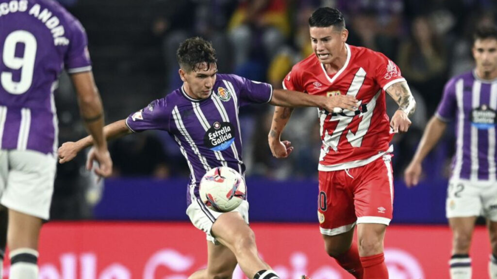 Mario Martín y James Rodríguez disputan la pelota. - – Laliga.com.