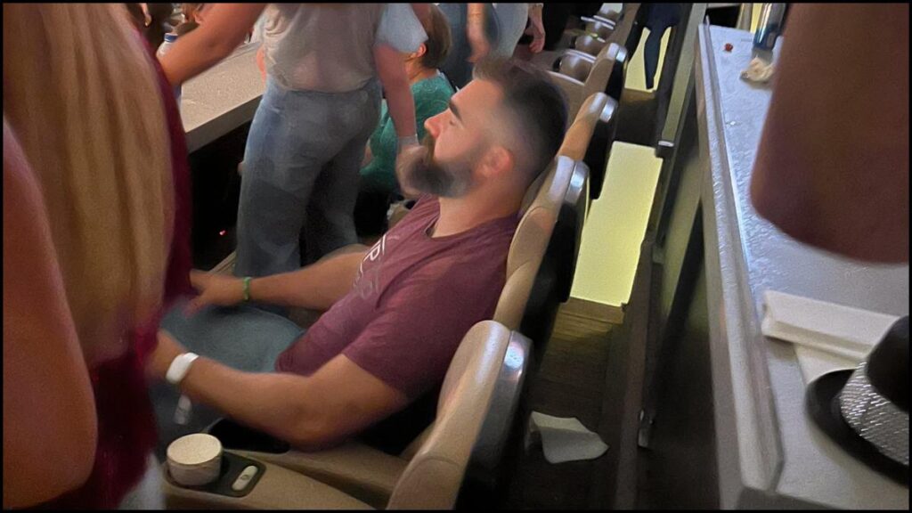 Jason Kelce durmiendo en concierto de Taylor Swift | Captura de Pantalla