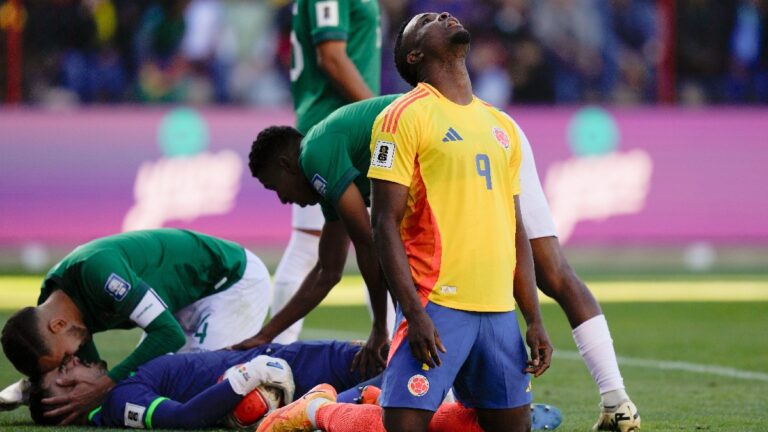 Jhon Córdoba se olvida de su talento goleador y condena a Colombia ante Bolivia