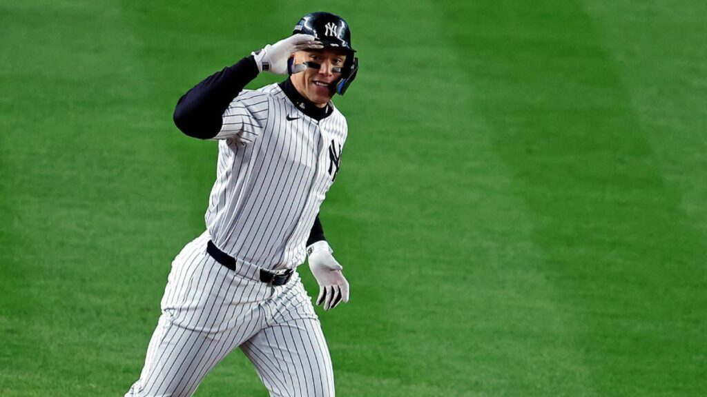 Aaron Judge con su primer home run en postemporada