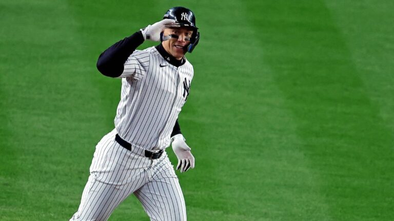 Aaron Judge conecta su primer home run en la postemporada y amplía la ventaja de Yankees sobre Guardiands