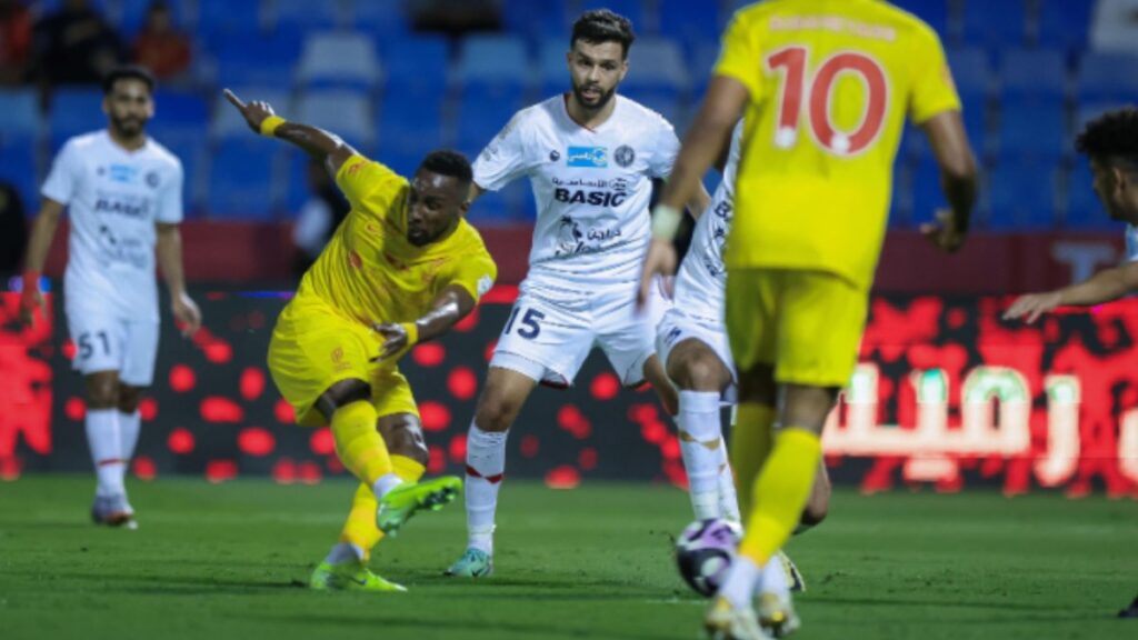 Julián Quiñones marcó el primer gol en el triunfo del Al Qadisiyah ante Damac en la Liga Profesional Saudí.