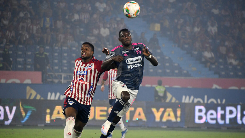 Acción de juego en Junior vs Independiente Medellín. - Vizzor Image.