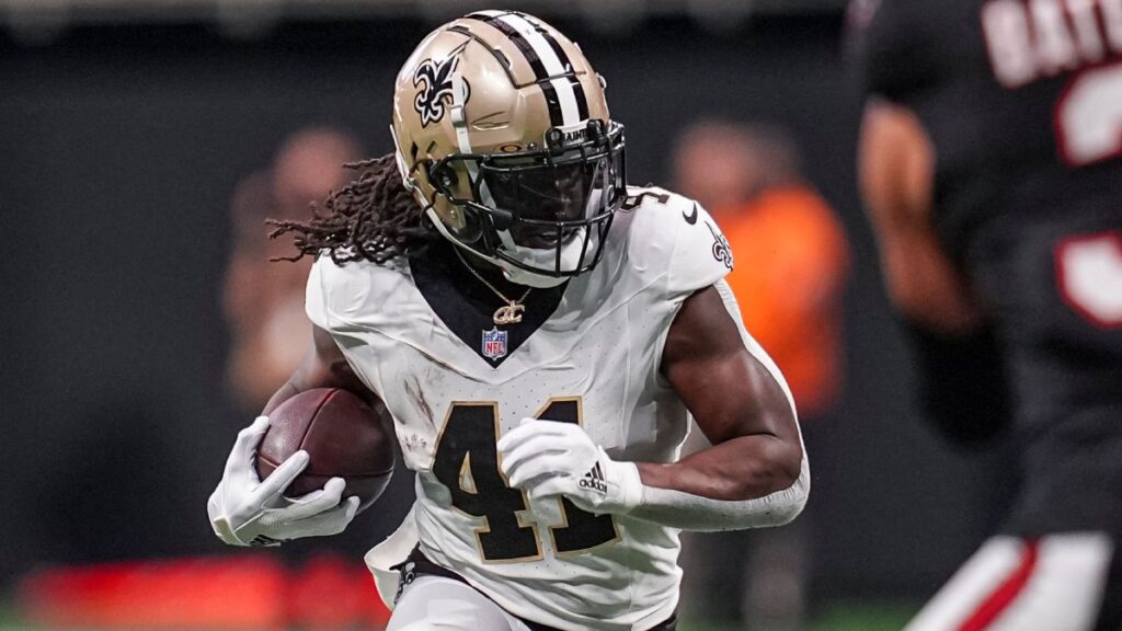 Alvin Kamara durante un juego con los Saints