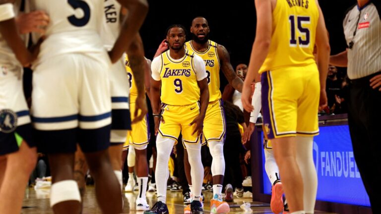 LeBron y Bronny James, en el exclusivo club padre-hijo en el deporte en el primer juego de los Lakers en la NBA