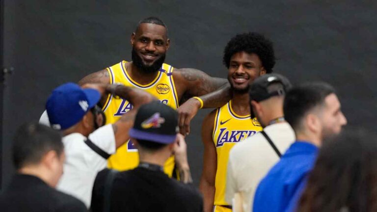 LeBron y Bronny James en el exclusivo club padre-hijo en el deporte en el primer juego de los Lakers en la NBA