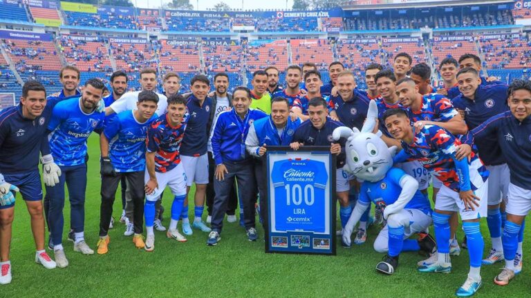 Cruz Azul celebra los 100 partidos de Erik Lira con La Máquina en la Liga MX